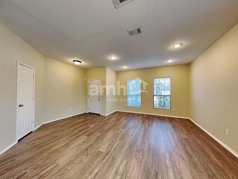 Building Photo - 1100 Oakbrook St