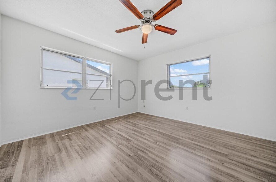 Building Photo - Unit 4