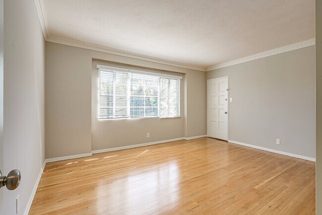 Building Photo - Walking distance to UCLA!