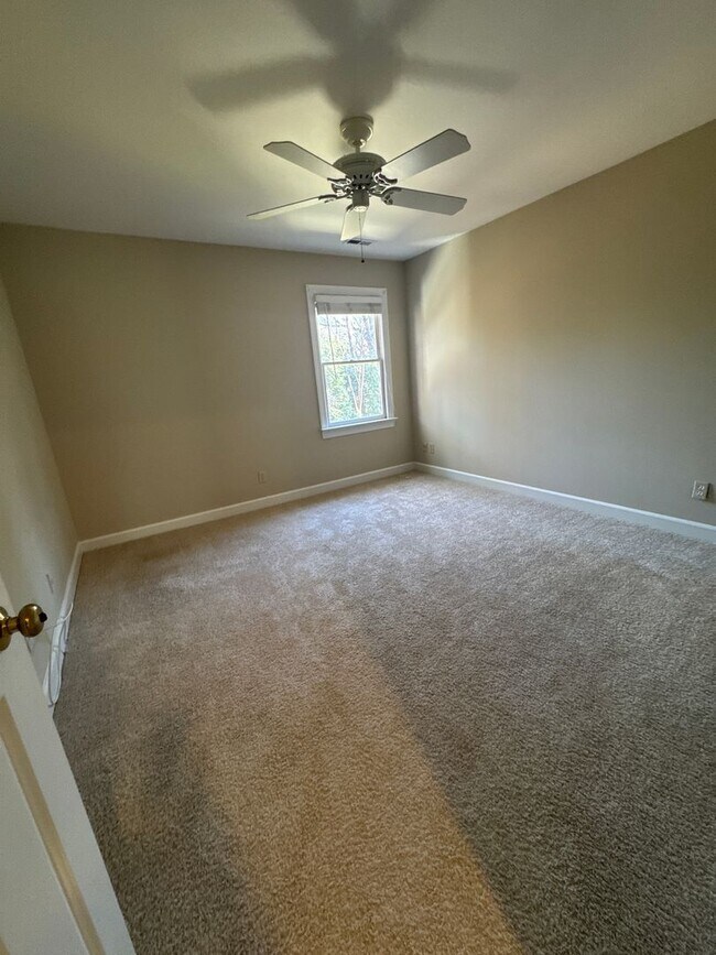 Building Photo - Spacious and inviting 3-bedroom