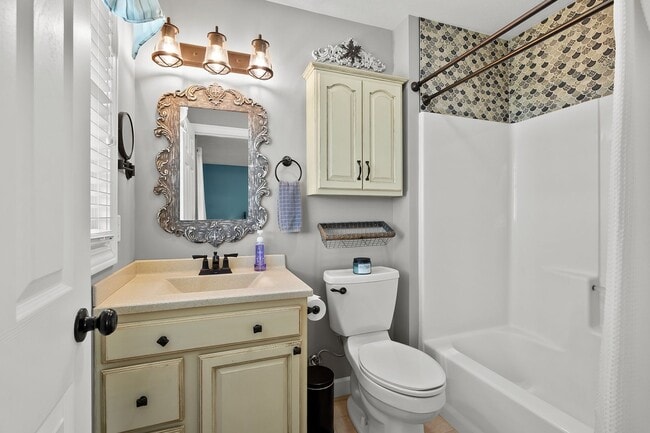 Building Photo - Four bedroom, 3 Bathroom with Bonus Room a...