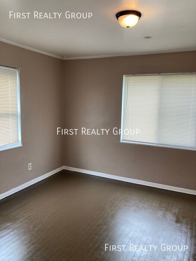 Building Photo - 16 W. Maplewood-#3