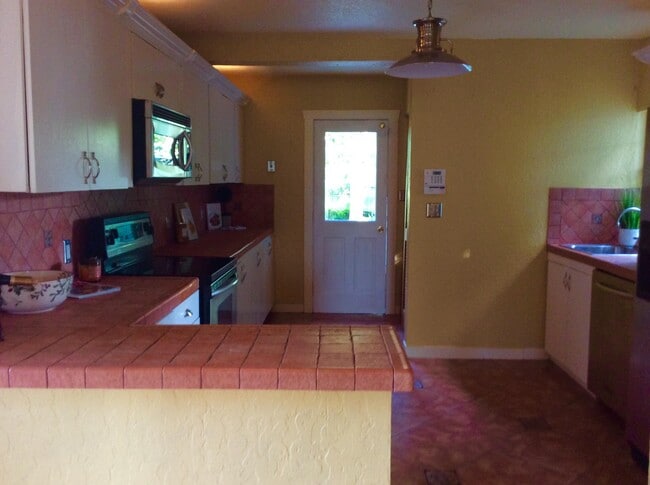 Building Photo - 382 Ellamar Rd