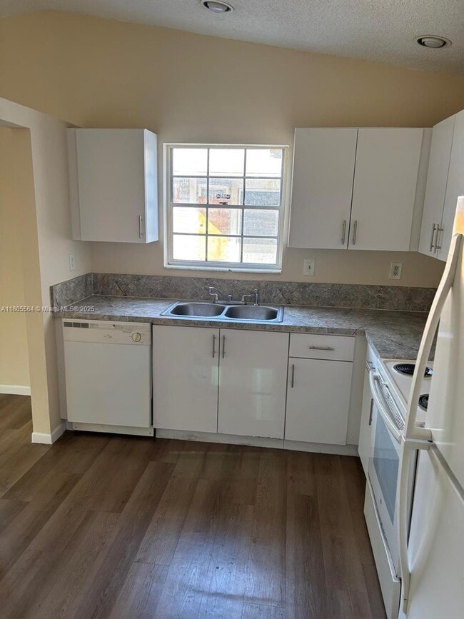 Building Photo - 9761 W Heather Ln