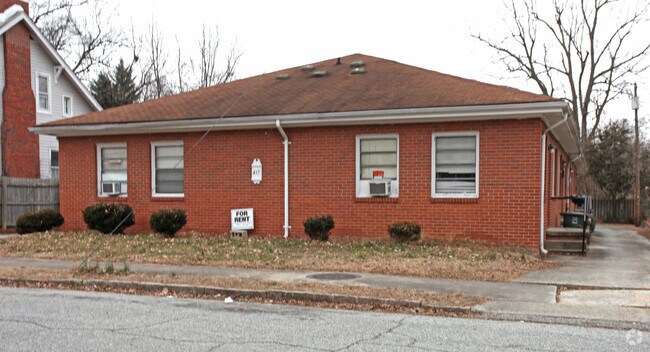 Building Photo - 417 N Cedar St