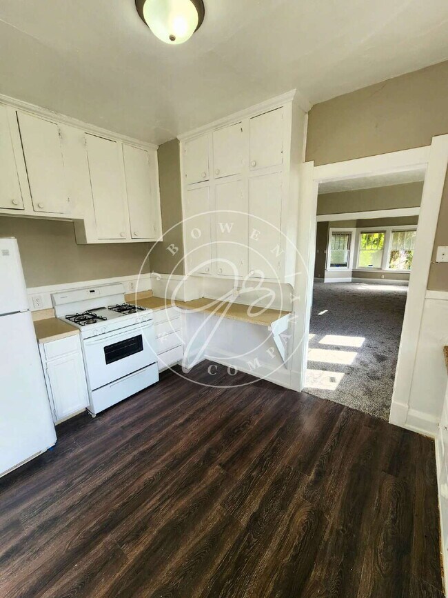 Building Photo - 2 bedroom Upper unit- over 1200 sq feet! Private enclosed porch! Water included!