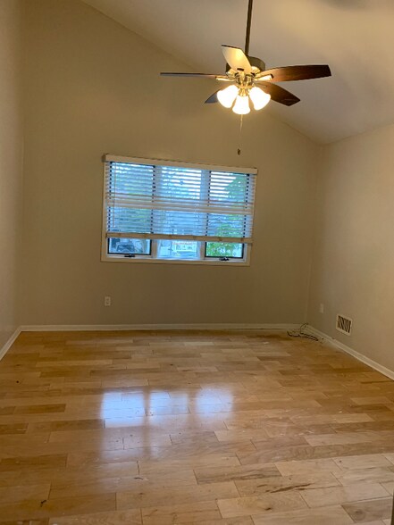 Building Photo - 34 Nesaquake Ave