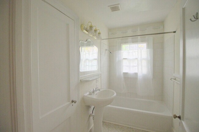 Building Photo - Charming 2 Bedroom Duplex in Lakewood!