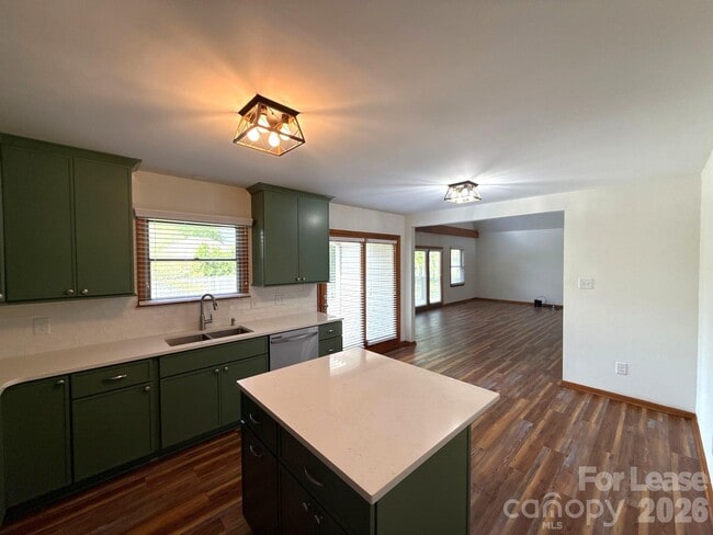 Building Photo - 110 Aqua Dr