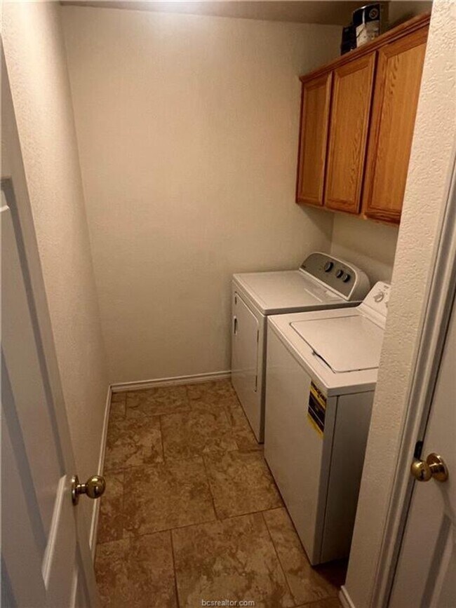 Building Photo - 3 Bed, 3 Bath Duplex in College Station