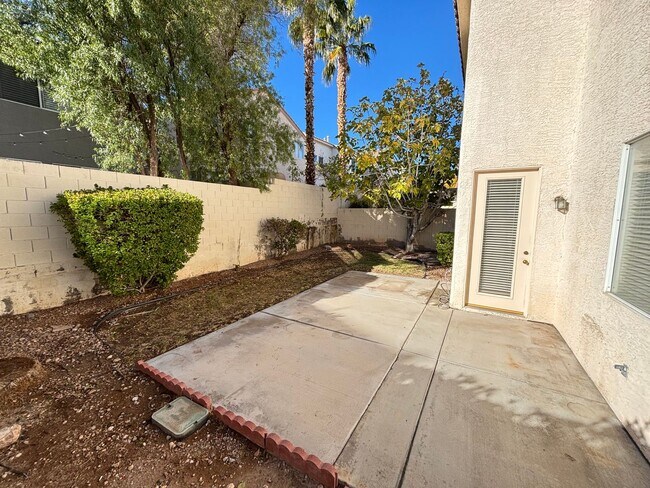 Building Photo - Gorgeous 3BED / 2.5 BATH home located in the gated community of Peccole Ranch!