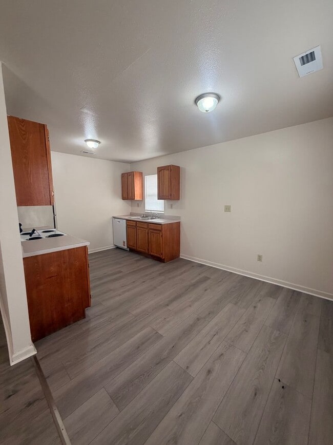 Building Photo - 2 Bed 2 Bath Duplex on Clearwater Way!