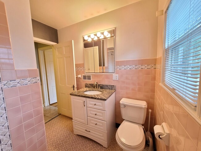 Building Photo - 1103 1st St NW