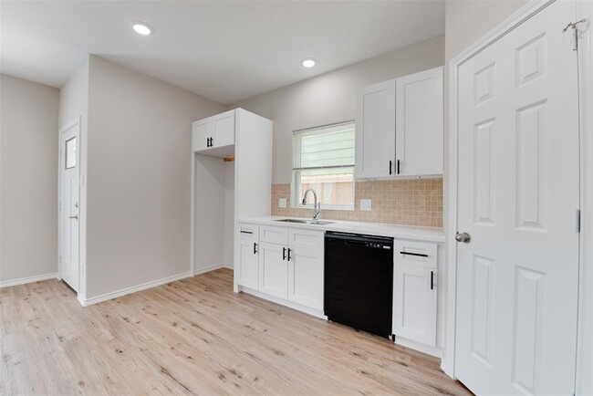 Building Photo - 8202 Homewood Ln