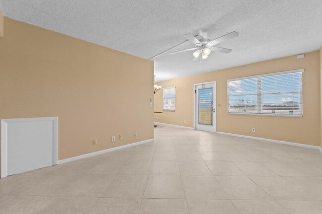 Building Photo - 3046 Newcastle A