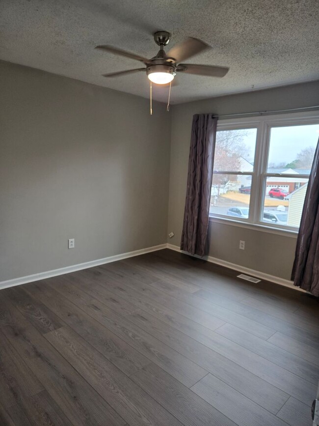 Building Photo - Lovely 4 bedroom 2.5 bath 2 story single f...