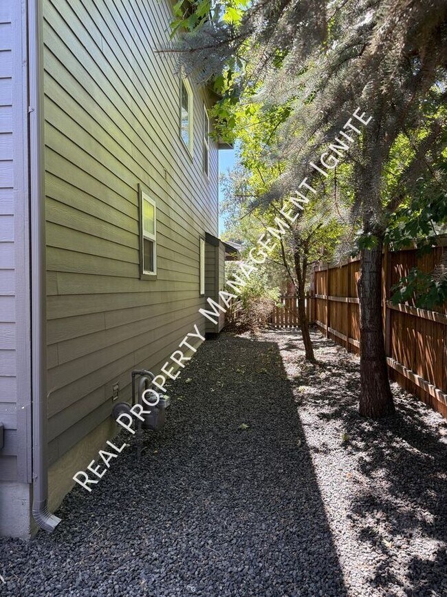 Building Photo - 1362 NW Lexington Ave