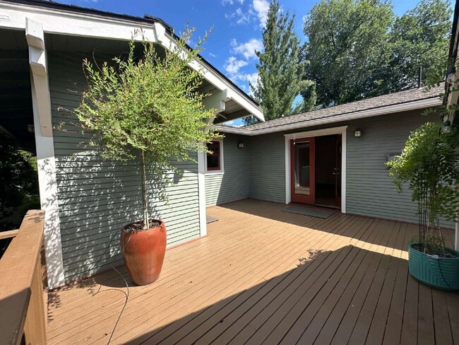 Building Photo - 607 NW Federal St