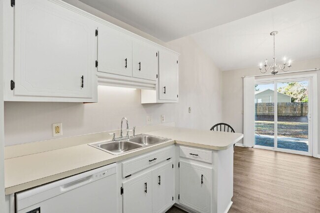 Building Photo - 8232 Pleasant Ridge Dr