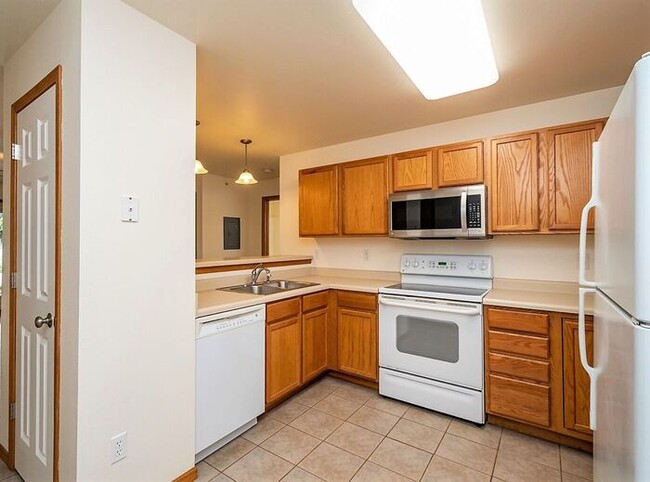 Building Photo - $2,495 | 3 Bedroom + Bonus Room, 2 Bathroo...