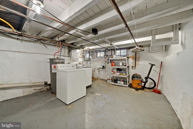Building Photo - 2326 E Hazzard St