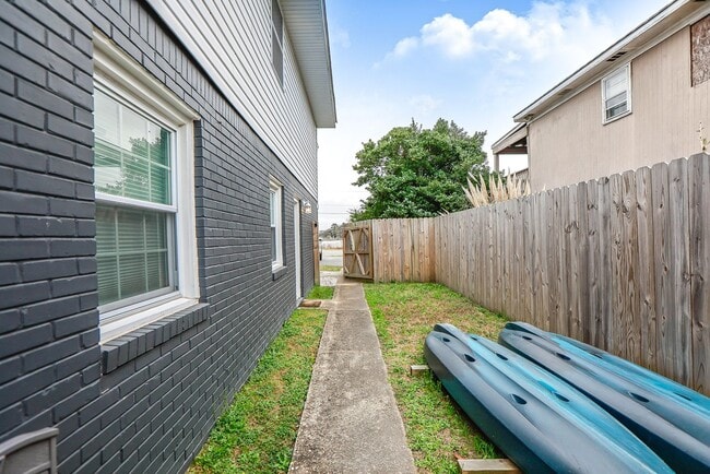 Building Photo - Pretty Lake Furnished Unit 2/1.5 Views! Vi...