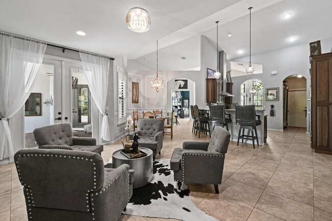 Building Photo - 3251 SW Holly Ln