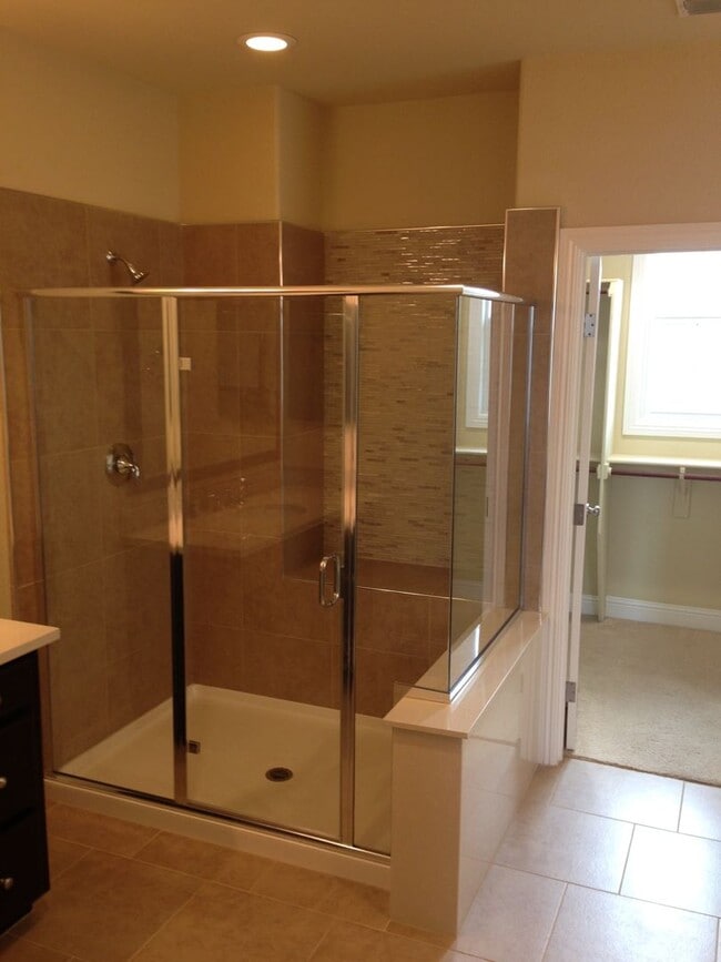 Building Photo - Gorgeous Model Spacious Folsom Unit!