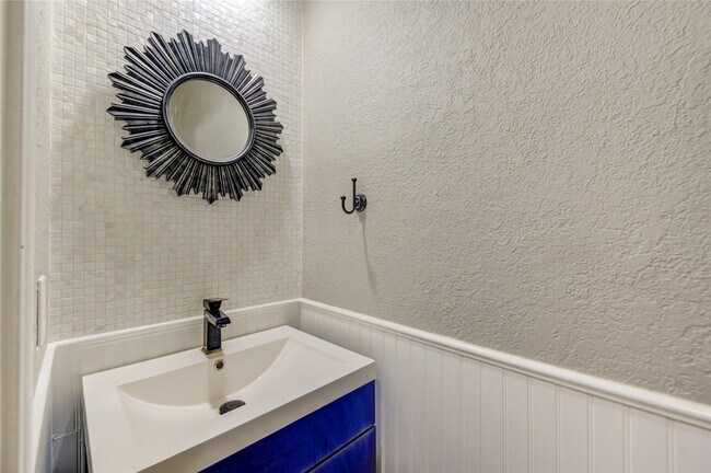 Building Photo - 2527 Potomac Dr