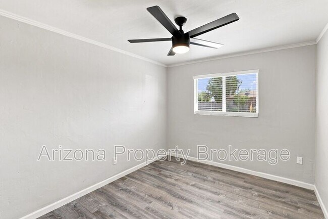 Building Photo - 3302 W Solano Dr S
