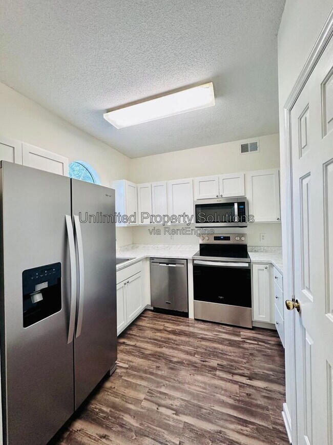 Building Photo - 733 Bragg Dr