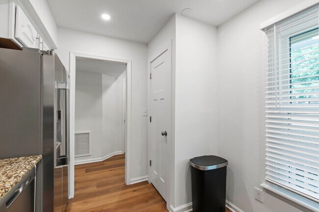 Building Photo - Rare Find: Updated and Modern End-Unit Tow...