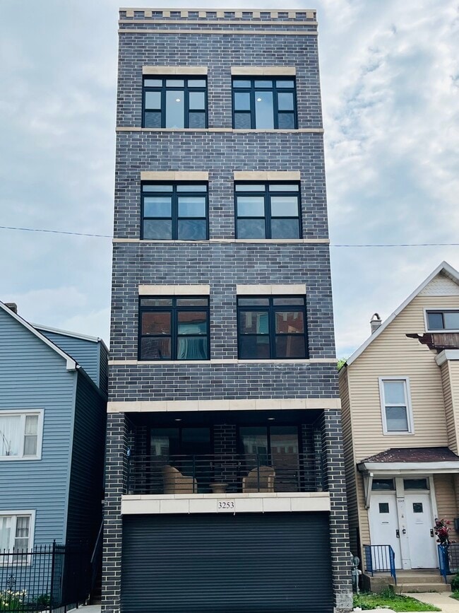 Building Photo - 3253 N Elston Ave