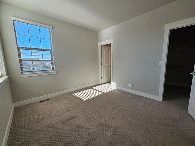 Building Photo - Fabulous, Bright and Spacious Stapleton To...