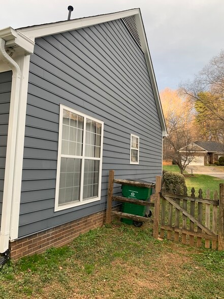 External Side Yard - 5912 Carriage Oaks Dr