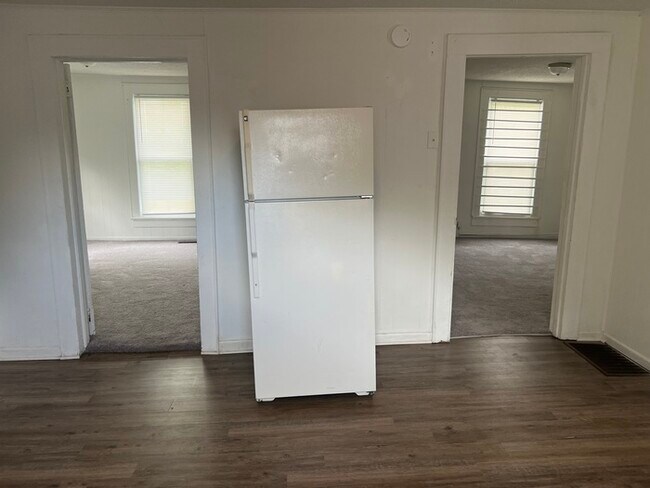 Building Photo - 2 bedroom 1 bath house