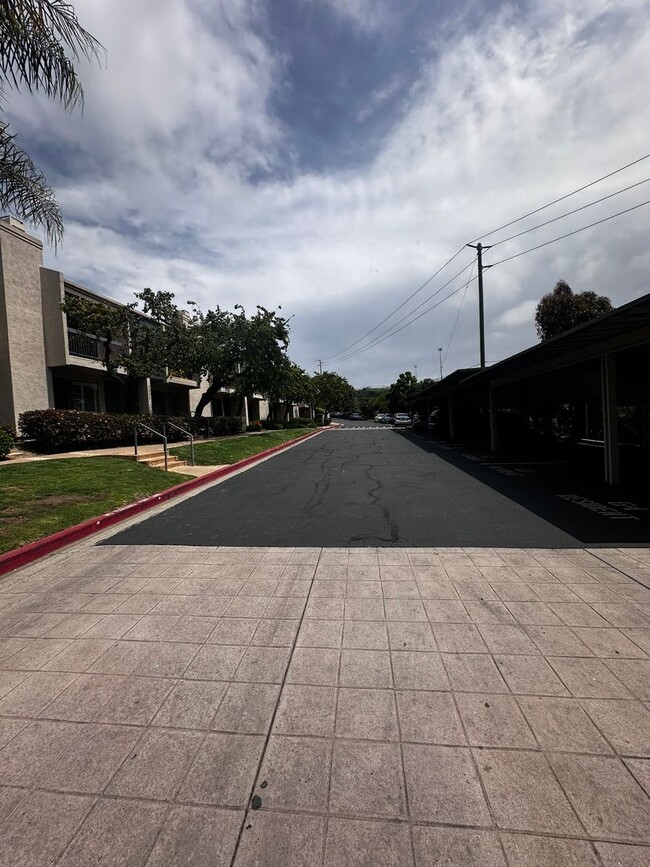 Building Photo - Beautiful, Charming 2-story townhome 2 bedroom and 1.5 bath located on the cusp of Clairemont and...