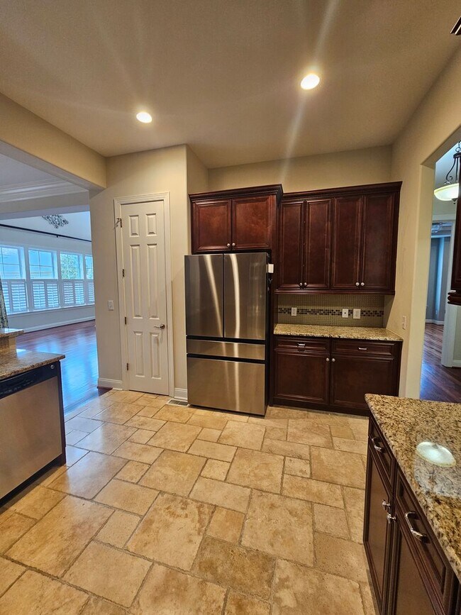 Building Photo - New Listing in Apex!