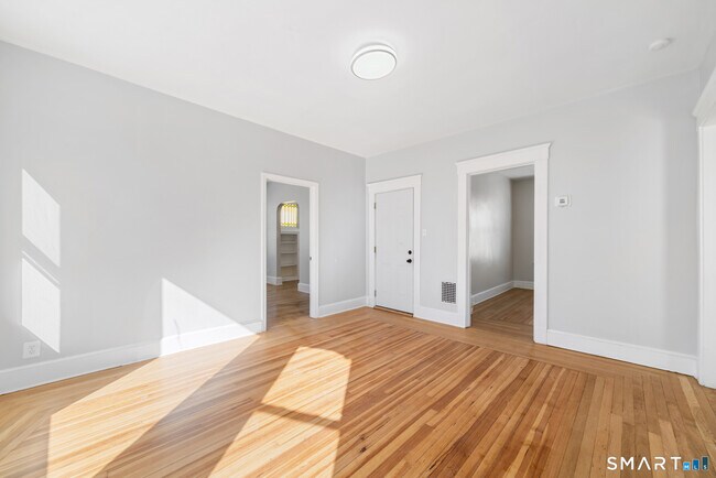 Building Photo - 196 Center St