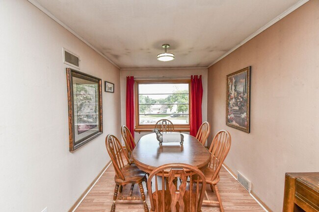 Building Photo - Spacious Central Sioux Falls Home with Ent...