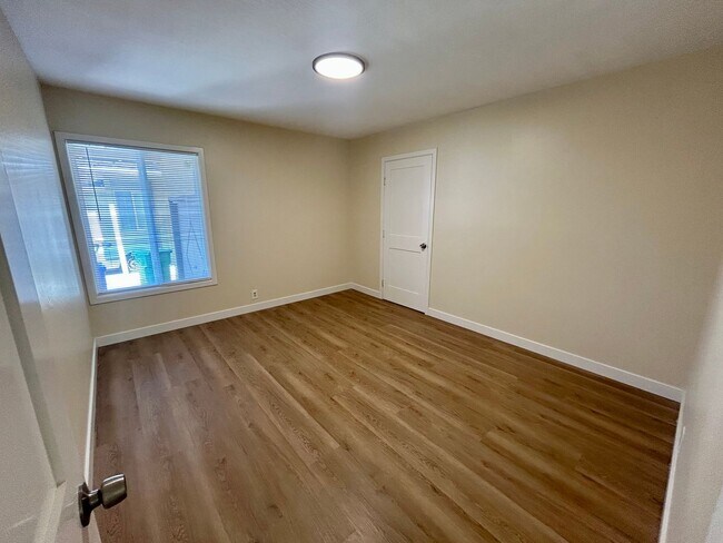 Building Photo - 1254 Lillian Ave