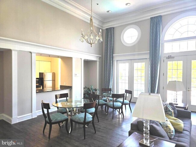 Building Photo - 1645 International Dr