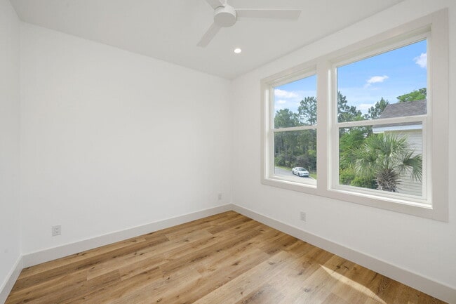 Building Photo - 114 Enchanted Way