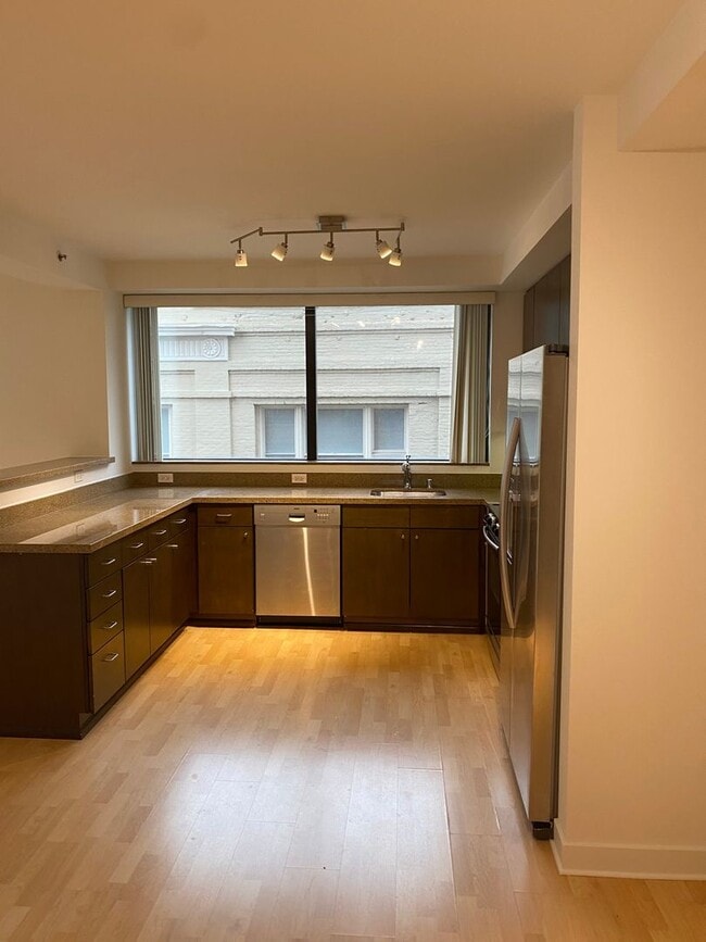 Building Photo - 1BR/1BA 837sqft! Condo! Parking! Laundry! ...