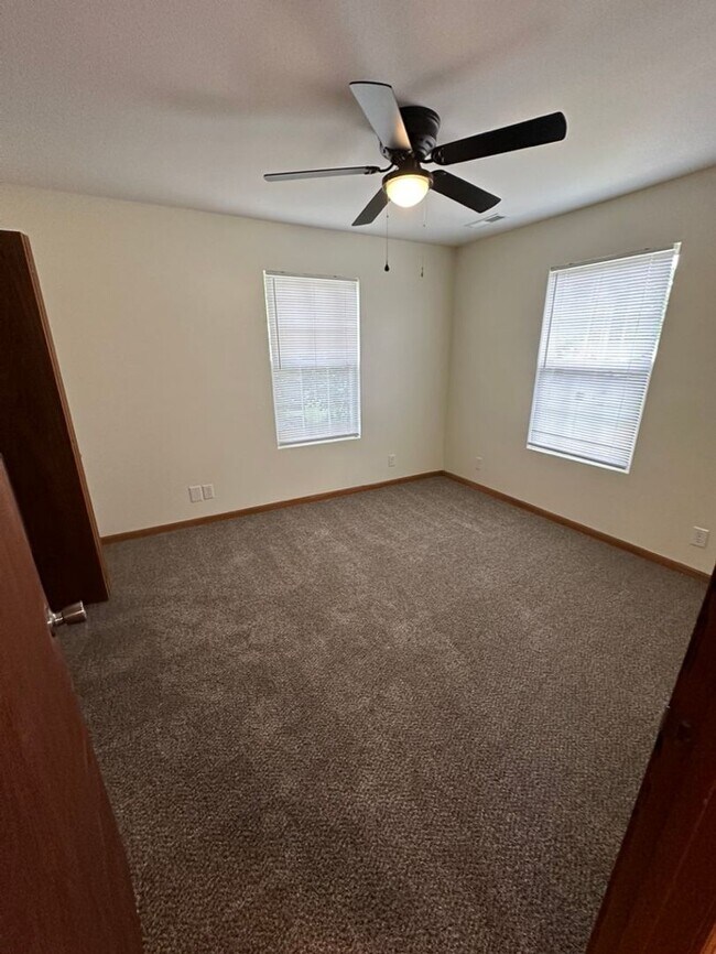 Building Photo - 2 Bedroom 1 Bath Duplex for Rent!