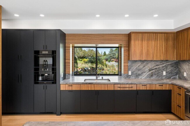 Building Photo - 1435 Lakeview Dr