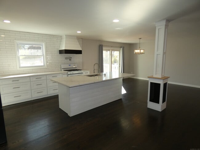 Building Photo - 6 Greenfield Dr