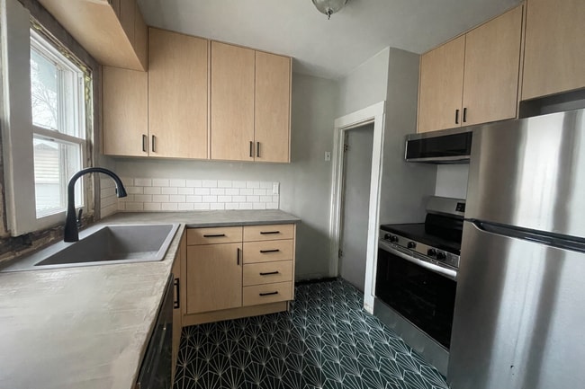 Building Photo - 1112 Lincoln Way