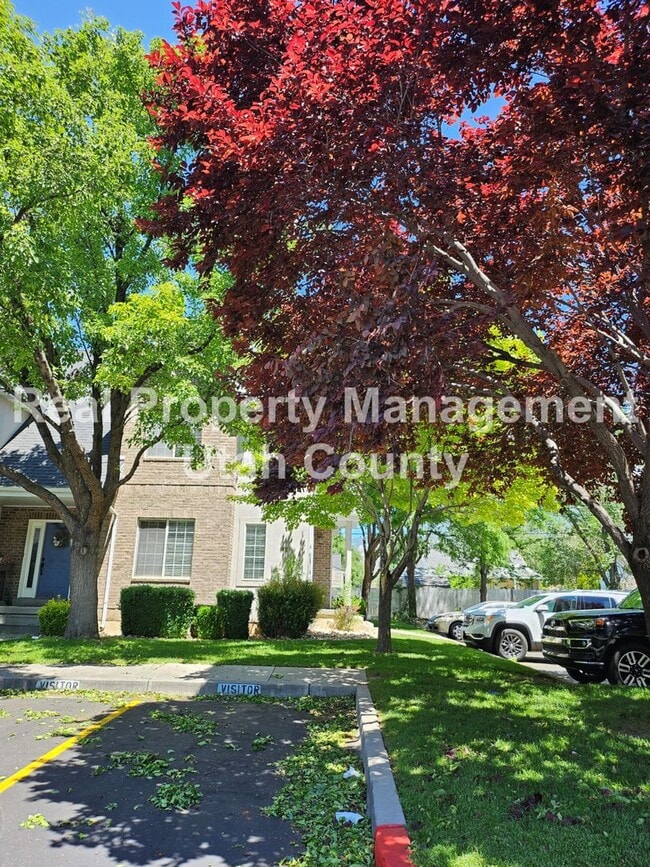 Building Photo - Townhome in Orem 3 bedroom 3.5 bathrooms