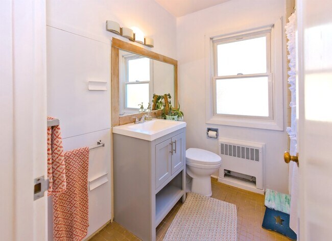 Building Photo - 1027 W 29th Ave